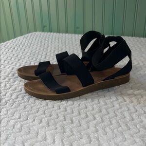 Cushionaire Black Sandals in Women’s size 9